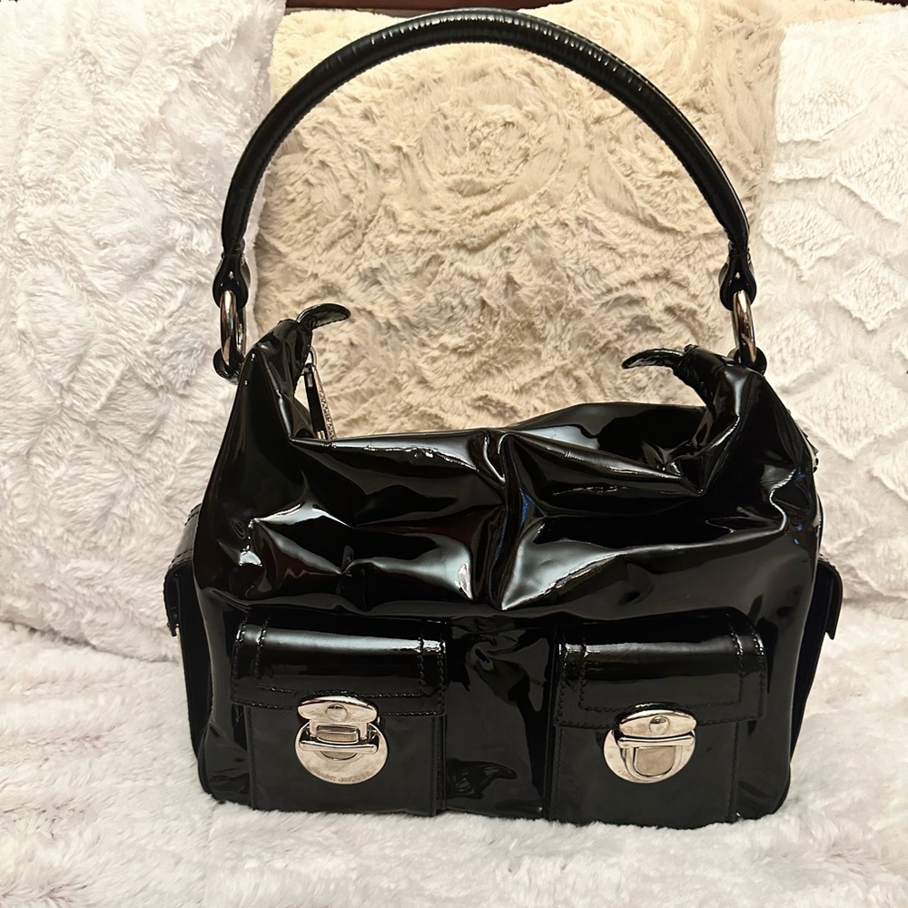 MARC JACOBS BLACK PATENT LEATHER HOBO HANDBAG